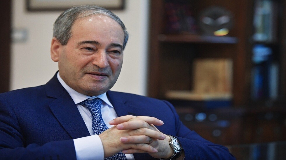 المقداد خلال لقاء بالرئيس التونسي: اتفقنا على عدم السماح بتفتيت دولنا وفتح السفارة في تونس خلال أيام
