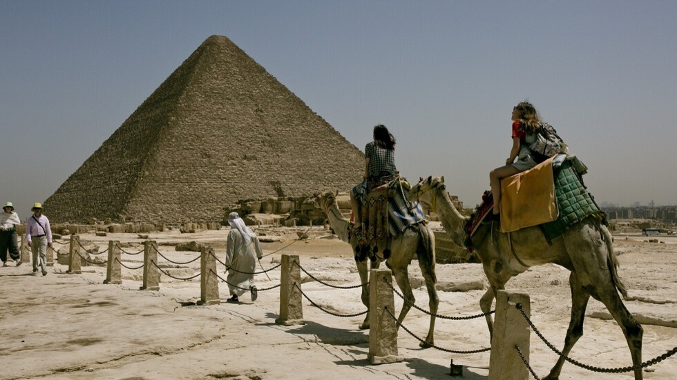 الأمن المصري يكشف تفاصيل الاعتداء على سائحة فرنسية بمنطقة الواحات البحرية