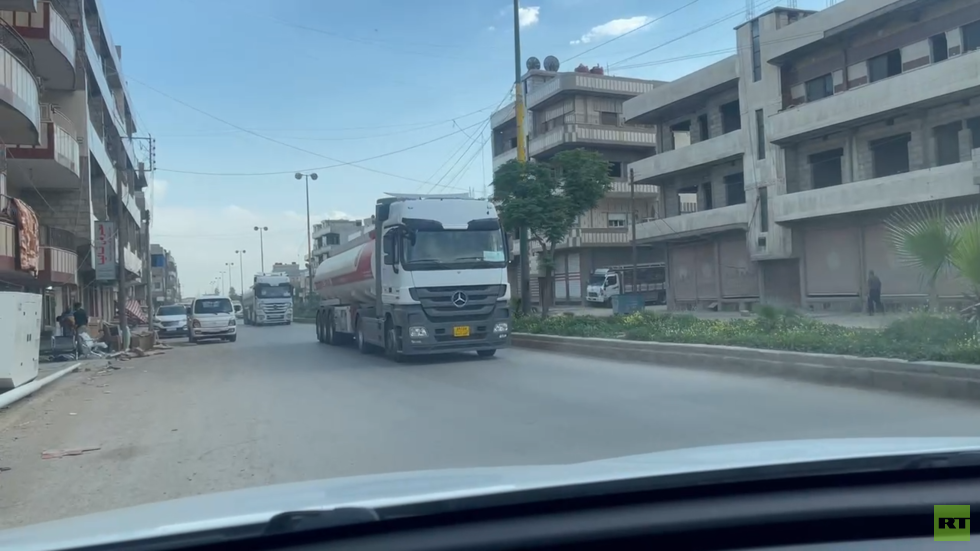 مراسل RT: قافلة شاحنات تابعة للتحالف الدولي دخلت القامشلي قادمة من العراق (فيديو)
