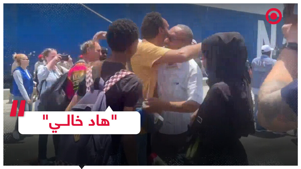 لقاء عفوي بين صحفي وخاله بعد أن تم إجلاؤه من السودان