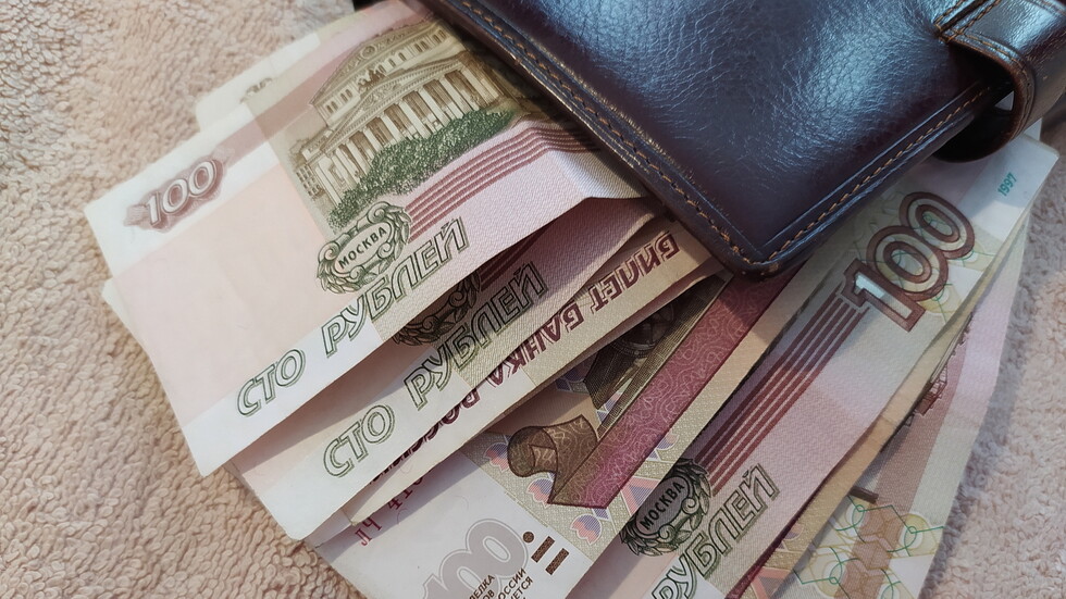 الروبل يواصل الارتفاع ويسجل أعلى مستوى مقابل الدولار منذ نهاية مارس 2023