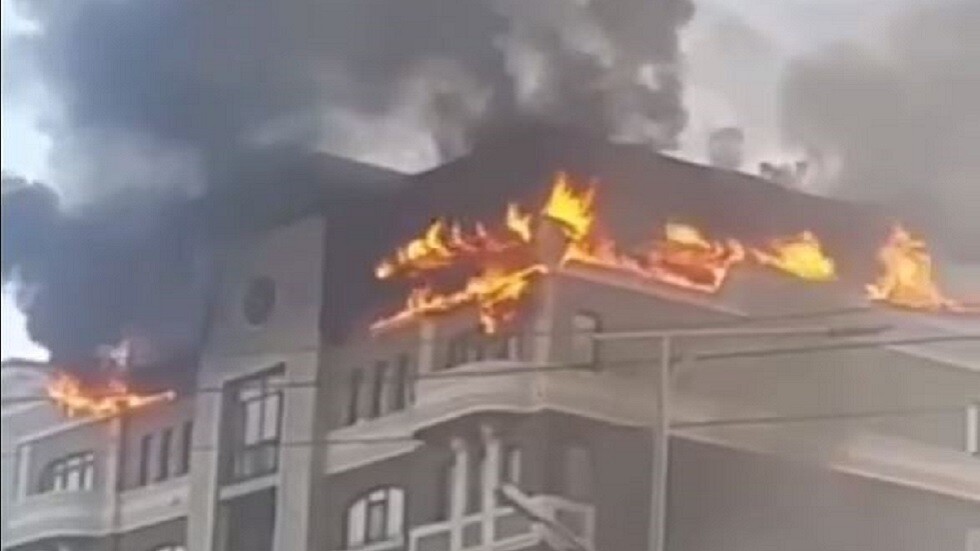 حريق يضرب "من فوق" مبنى سكنيا في غرب كازاخستان