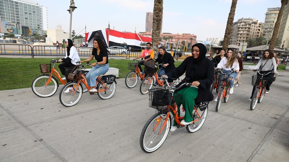 مصر.. أول عربية تقطع 900 كم في 8 أيام على دراجة هوائية من السويس إلى شلاتين (فيديو)