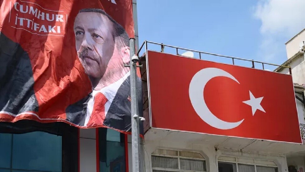 أردوغان يصدح بالغناء مع الآلاف من أنصاره في آخر تجمع انتخابي في اسطنبول (فيديو)