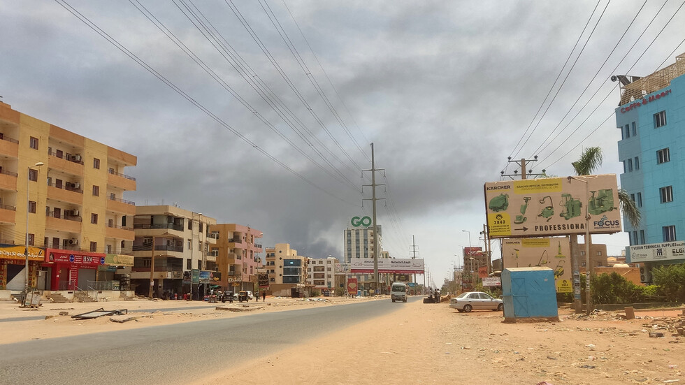 مسن سوداني يثير تفاعلا بمواقع التواصل خلال نهب سوق في الخرطوم (فيديو)