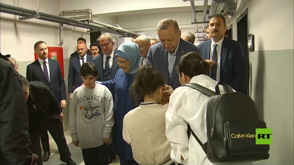 أردوغان يوزع الأموال على الأطفال في مركز الاقتراع: "ليسوا ناخبين.. إذا ليست رشوة"