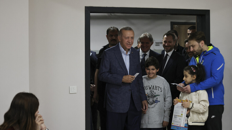 ناخب تركي يتفاجأ بوجود أردوغان خلفه بالطابور للإدلاء بصوته (فيديو)