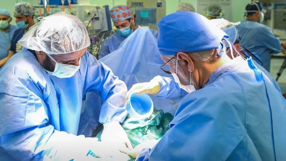 بالفيديو.. أمهر الأطباء السعوديين يباشرون في فصل التوأم السيامي النيجيري حسانة وحسينة