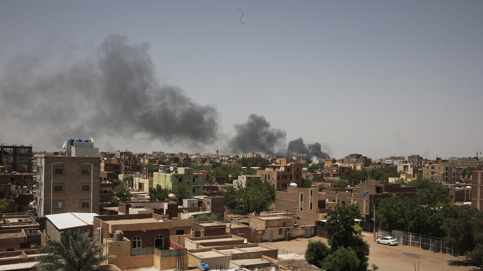 وزارة الدفاع السودانية تدعو كل القادرين على حمل السلاح للتوجه إلى القيادة العسكرية لتسليحهم