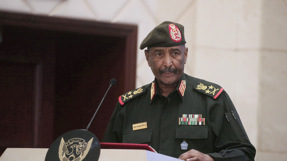 "رويترز": البرهان يطلب من غوتيريش تغيير المبعوث الخاص في السودان