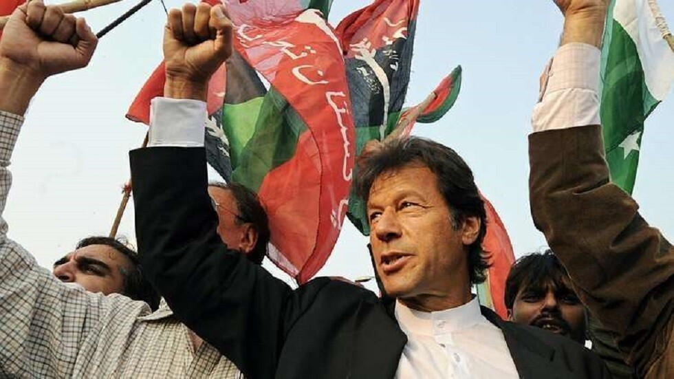 باكستان.. القبض على مسؤول بارز في حزب عمران خان