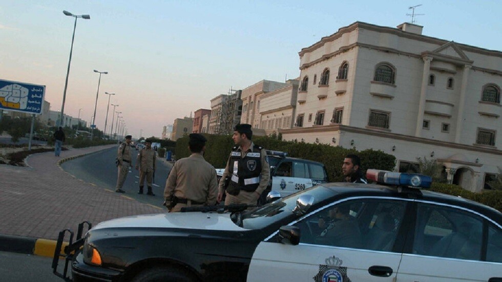 الكويت.. ضبط سوري بحوزته 250 طلقة رشاش وملابس عسكرية (صور)