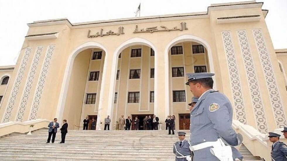 الجزائر تكشف فضيحة طالت قطاع الجمارك في عمليات مشبوهة بشأن السيارات المستوردة