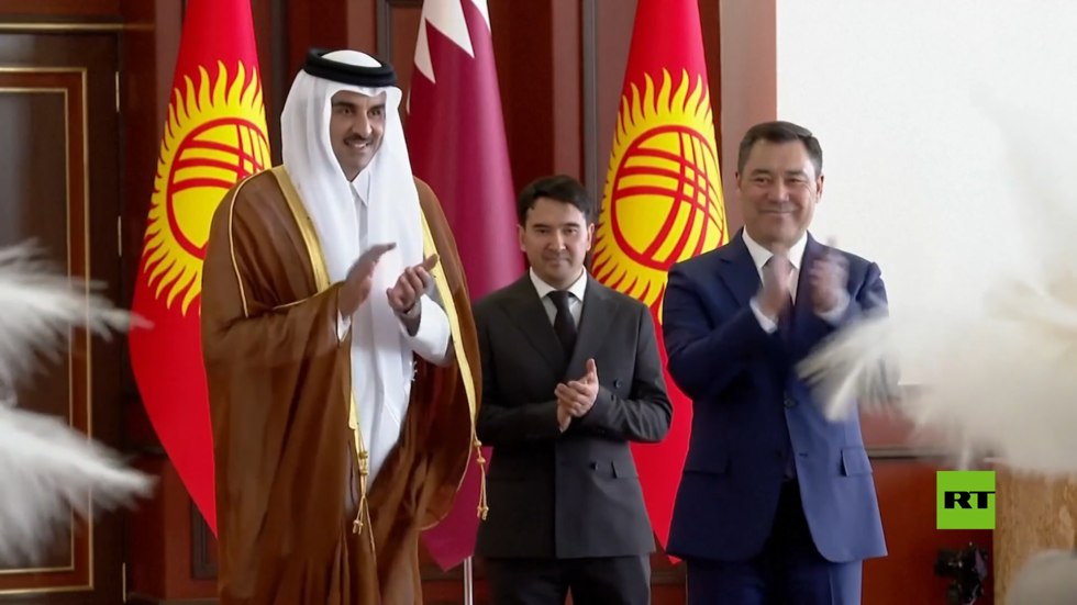 مع النسور والخيول والرقصات.. هكذا استقبل أمير قطر في قرغيزستان