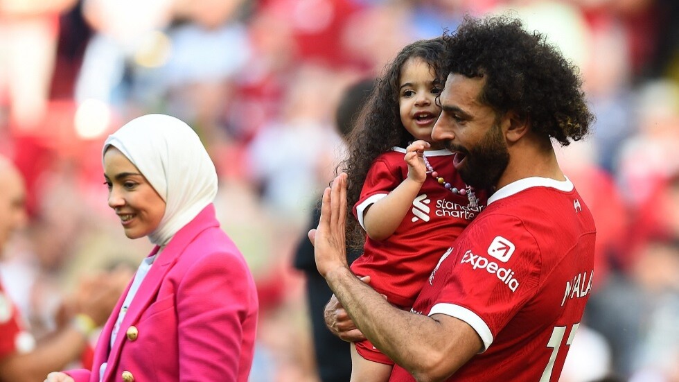 بعد صورة المطبخ.. محمد صلاح يستمتع بلعبة
