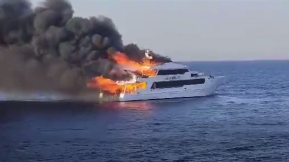لحظة اندلاع النار على متن مركب سياحي يقل 29 شخصا في مرسى علم المصرية (فيديو)