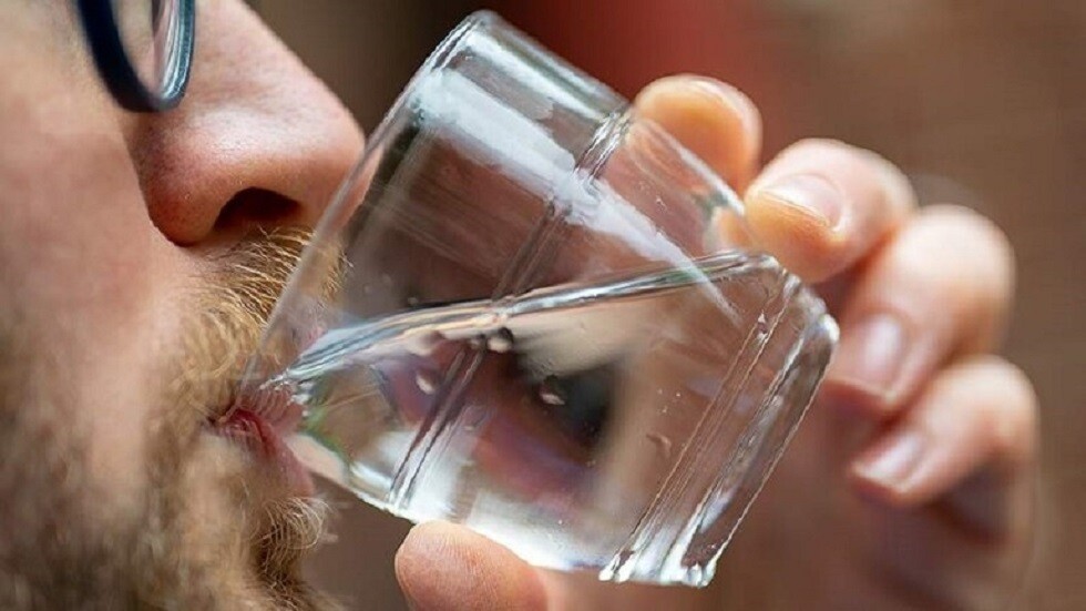 طبيبة تنصح بالإكثار من شرب الماء في الطقس الحار