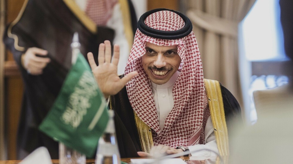بن فرحان ينقل دعوة الملك سلمان إلى رئيسي لزيارة المملكة