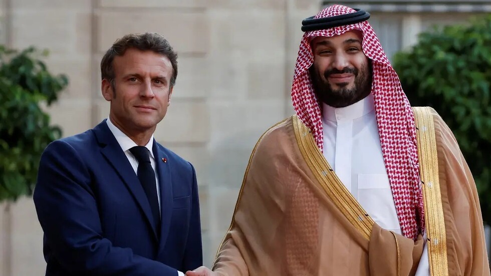 تحت قطرات المطر.. ولي العهد السعودي يصل إلى مقر قمة