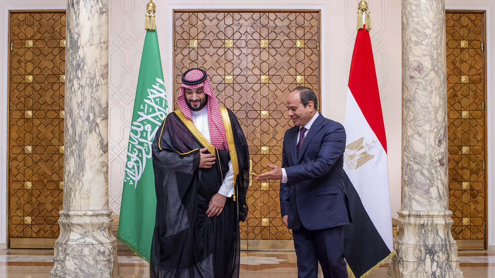 صورة محمد بن سلمان مع السيسي في فرنسا تثير تفاعلا كبيرا بمواقع التواصل (صورة)