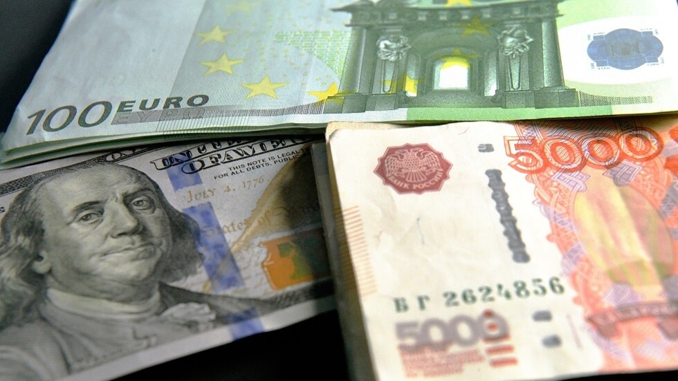 البنوك الروسية ترفع أسعار العملات الأجنبية