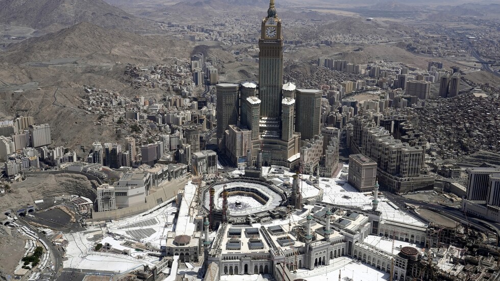 مركبة إسعاف برمائية كمدرعة عسكرية لخدمة الحجاج في السعودية (فيديو + صور)