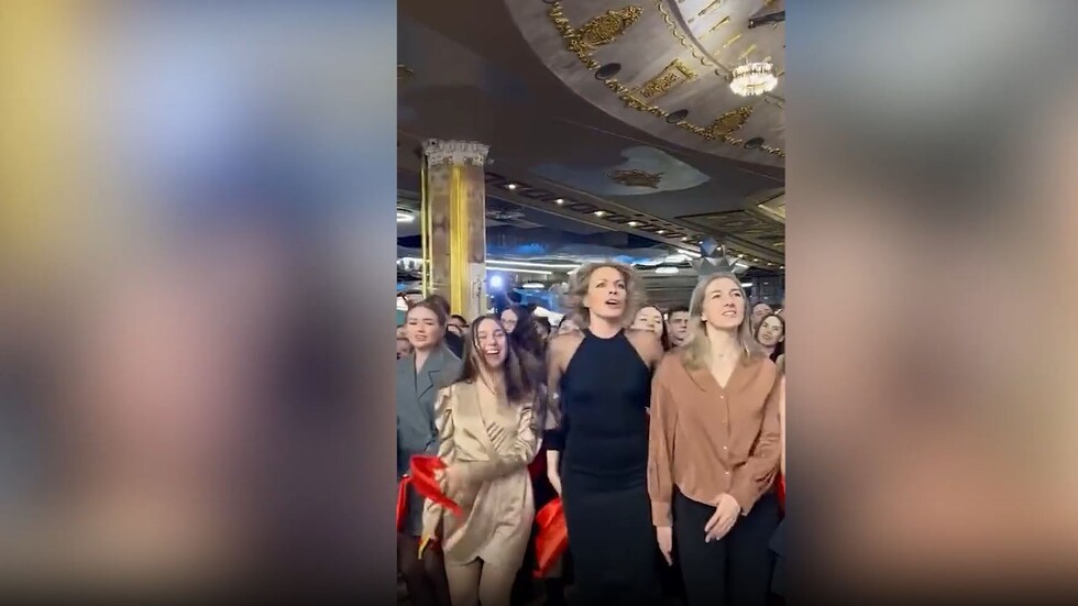 "أنا روسي".. فيديو لجميلات روسيا يسبب صدمة للأمريكان