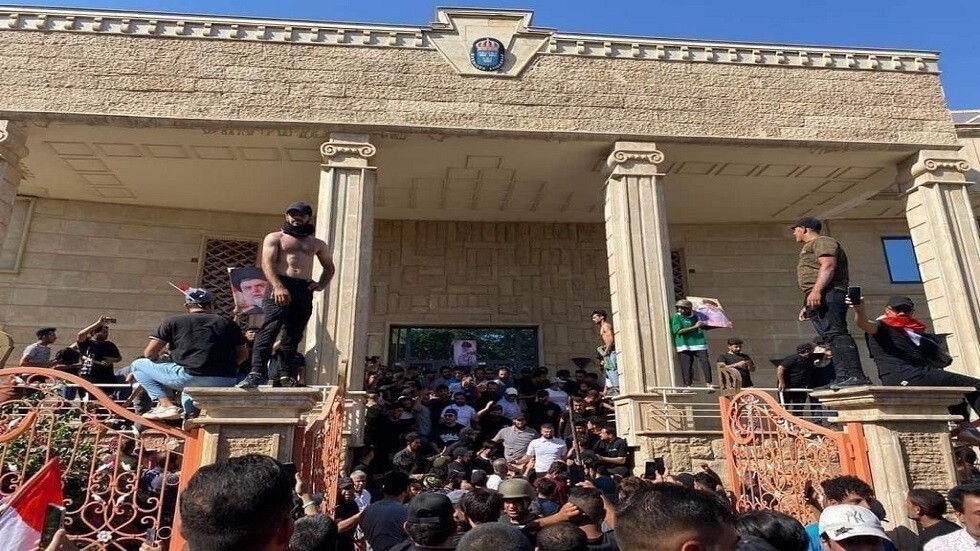 العراق.. الصدريون يقتحمون أسوار السفارة السويدية في بغداد بسبب حرق القرآن في ستوكهولم (فيديو)