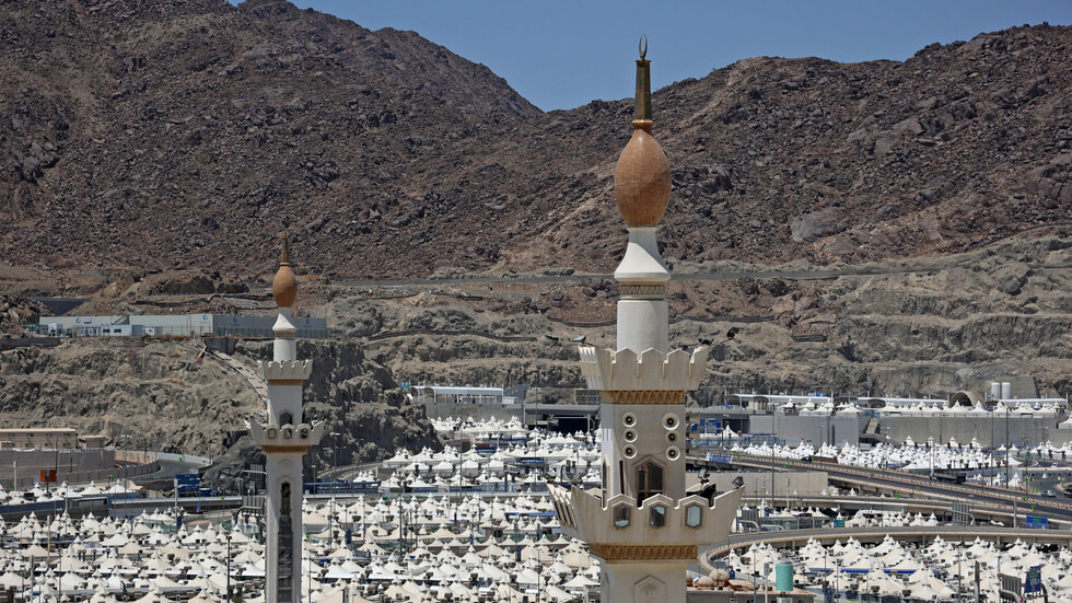 السعودية.. مقطع فيديو لطفلة سورية من السويد تسمع الآذان لأول مرة يثير جدلا كبيرا (فيديو)