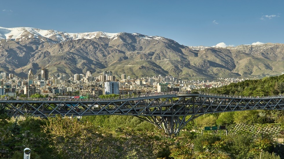 استدعت القائمة بأعمال البلاد... طهران تعتبر العقوبات البريطانية "غير شرعية" وتدخلا في شؤونها