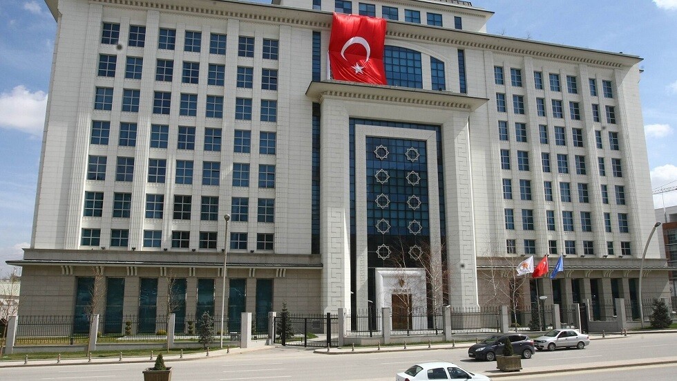 أنقرة: قدمنا توضيحات لموسكو بشأن نقل عناصر "آزوف" إلى كييف