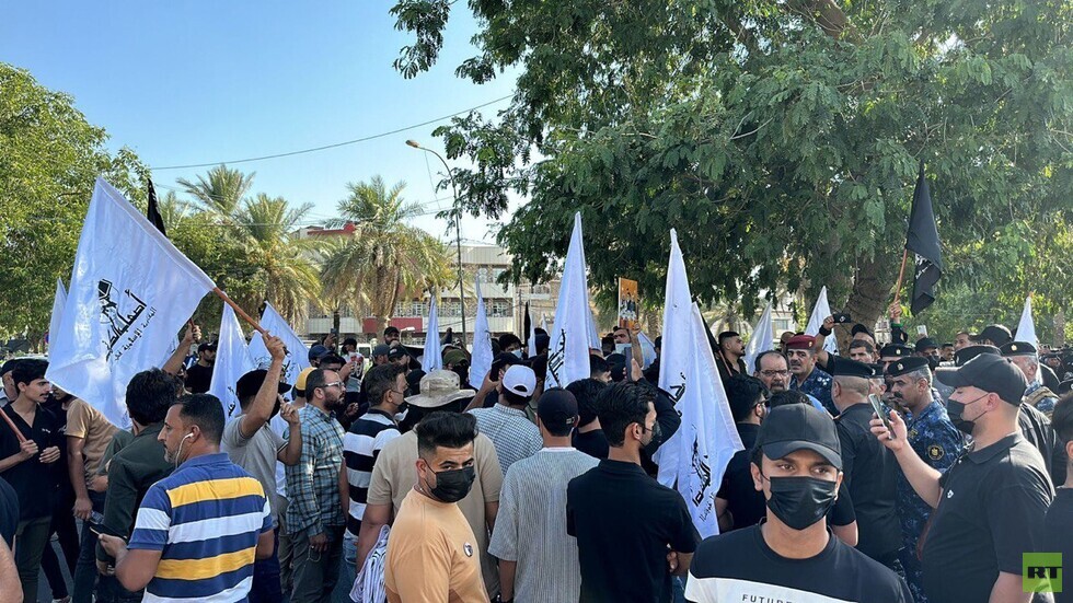 بعد علمها بمخطط لاغتيال بعض قادتها.. تظاهرة كبرى لفصائل شيعية مسلحة ضد الولايات المتحدة ببغداد ـ صور