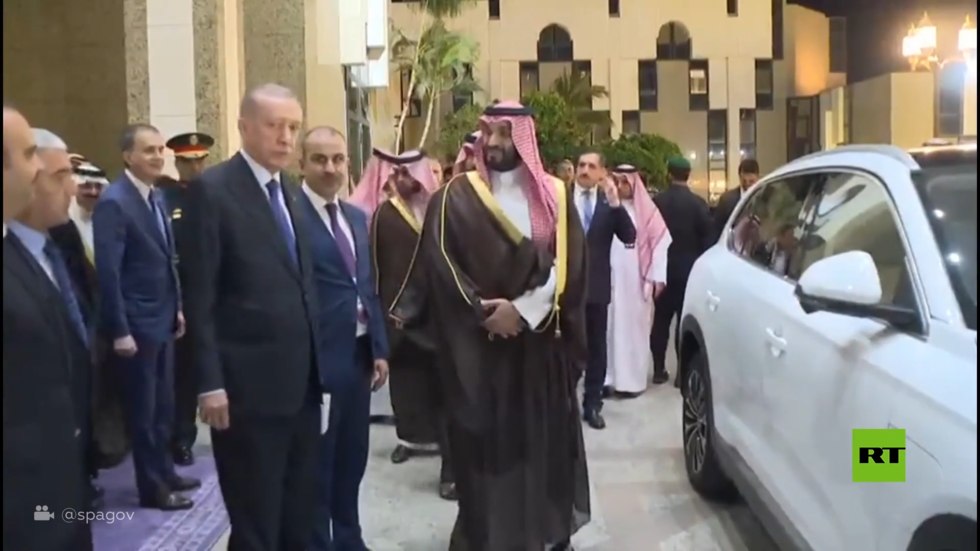 بن سلمان يقود سيارة "توغ" ويوصل أردوغان إلى مقر إقامته