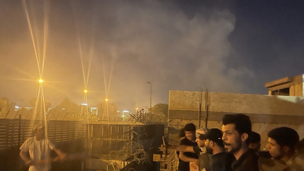 العراق يدين حرق سفارة السويد ببغداد ويدعو لتحقيق عاجل