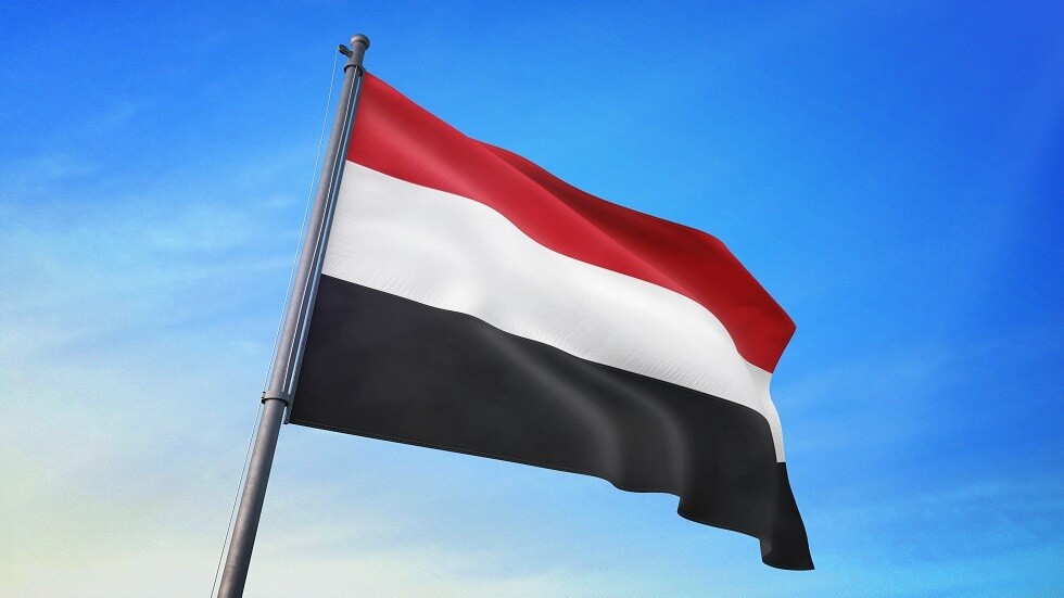 شاهد بالفيديو.. الموت يباغت معلما يمنيا أثناء تناوله وجبة الإفطار في مطعم
