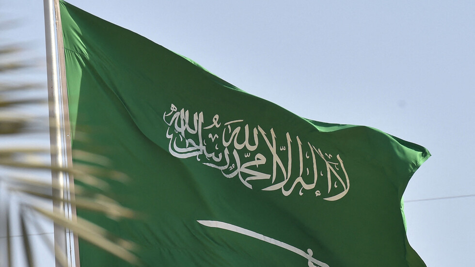 السعودية.. عقوبات بالسجن والغرامة والترحيل لمخالفي الإقامة