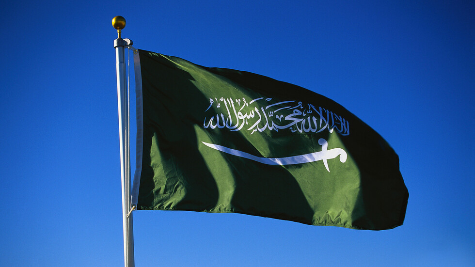 السعودية.. مواطن يطلق النار من سلاح رشاش في تبوك والأمن يتحرك (فيديو)