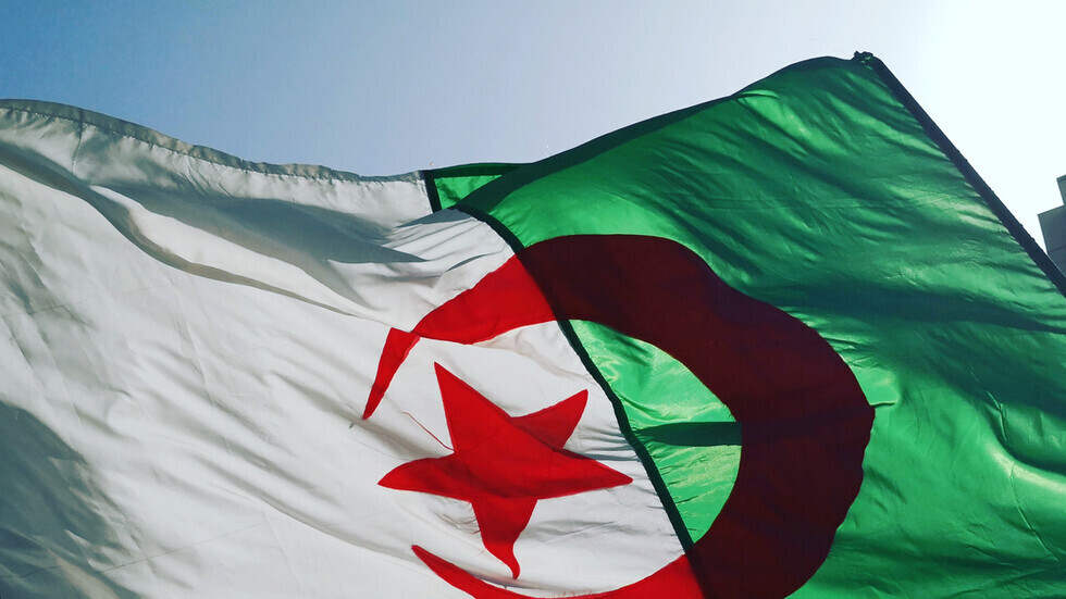 وصول الوفد الجزائري برئاسة رئيس الوزراء إلى بطرسبورغ للمشاركة في قمة "روسيا - إفريقيا"