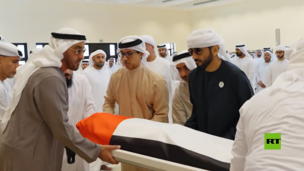 رئيس الإمارات وشيوخ آل نهيان يؤدون صلاة الجنازة على جثمان سعيد بن زايد