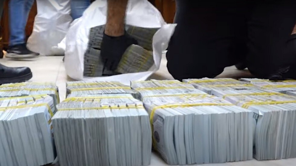 العراق.. جهاز الأمن الوطني يفكك أكبر شبكات مهربي العملة (فيديو)