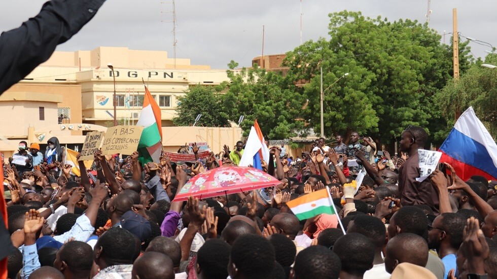 احتجاجات أمام القاعدة العسكرية الفرنسية في نيامي ضد التدخل العسكري لمجموعة "إيكواس" في النيجر- فيديو