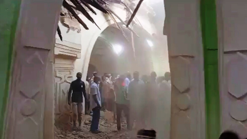 ارتفاع عدد ضحايا انهيار مسجد تاريخي أثناء تأدية الصلاة في نيجيريا (صور + فيديو)