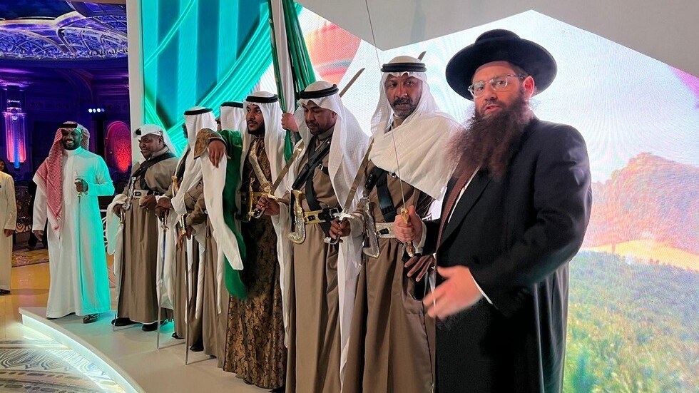 لقبته بـ"حاخام الرياض الأول".. قناة إسرائيلية تجري حوارا مع حاخام يهودي يقيم في السعودية