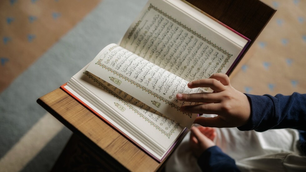 أمير سعودي يتسلم نسخة من القرآن الكريم بلغة "برايل"