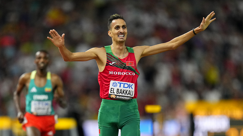 المغربي البقالي يتفوق على حامل الرقم القياسي ويتوج بذهبية 3 آلاف متر موانع في مونديال ألعاب القوى