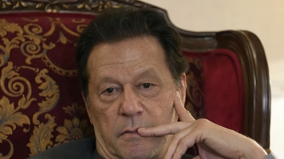 محكمة باكستانية تعلق الحكم الصادر بحق عمران خان وتأمر بالإفراج عنه