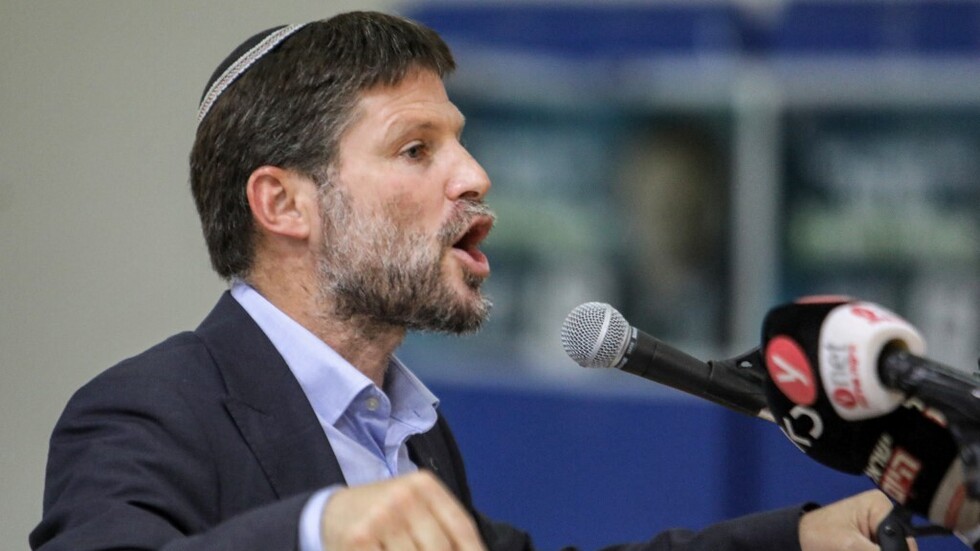 مصادر: سموتريش "يغلي غضبا" من تزويد واشنطن للسلطة الفلسطينية بناقلات مدرعة وأسلحة