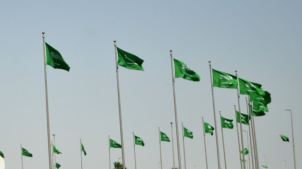 شاب يتوجه بطلب "طريف" من وزير سعودي ويثير تفاعلا بمواقع التواصل (فيديو)