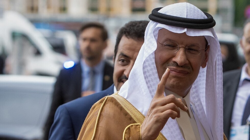وزير سعودي يمازح مذيع "فوكس نيوز" بعد طلب الأخير المساعدة في وضع أسئلة لولي العهد