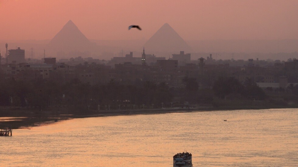 مصر.. إنقاذ 100 عامل من غرق جزئي لباخرة في نهر النيل (صورة + فيديو)